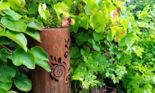 Eleganz trifft Natur: Dekosäulen als Highlight im Gartenparadies