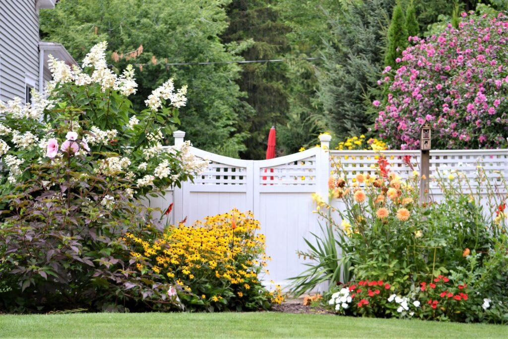Home Landschaftsbau, weißen Zaun, Gartenarbeit, Frühling Landschaft, blühende Bäume, home sweet home, Blumen, Garten, Frühling Garten