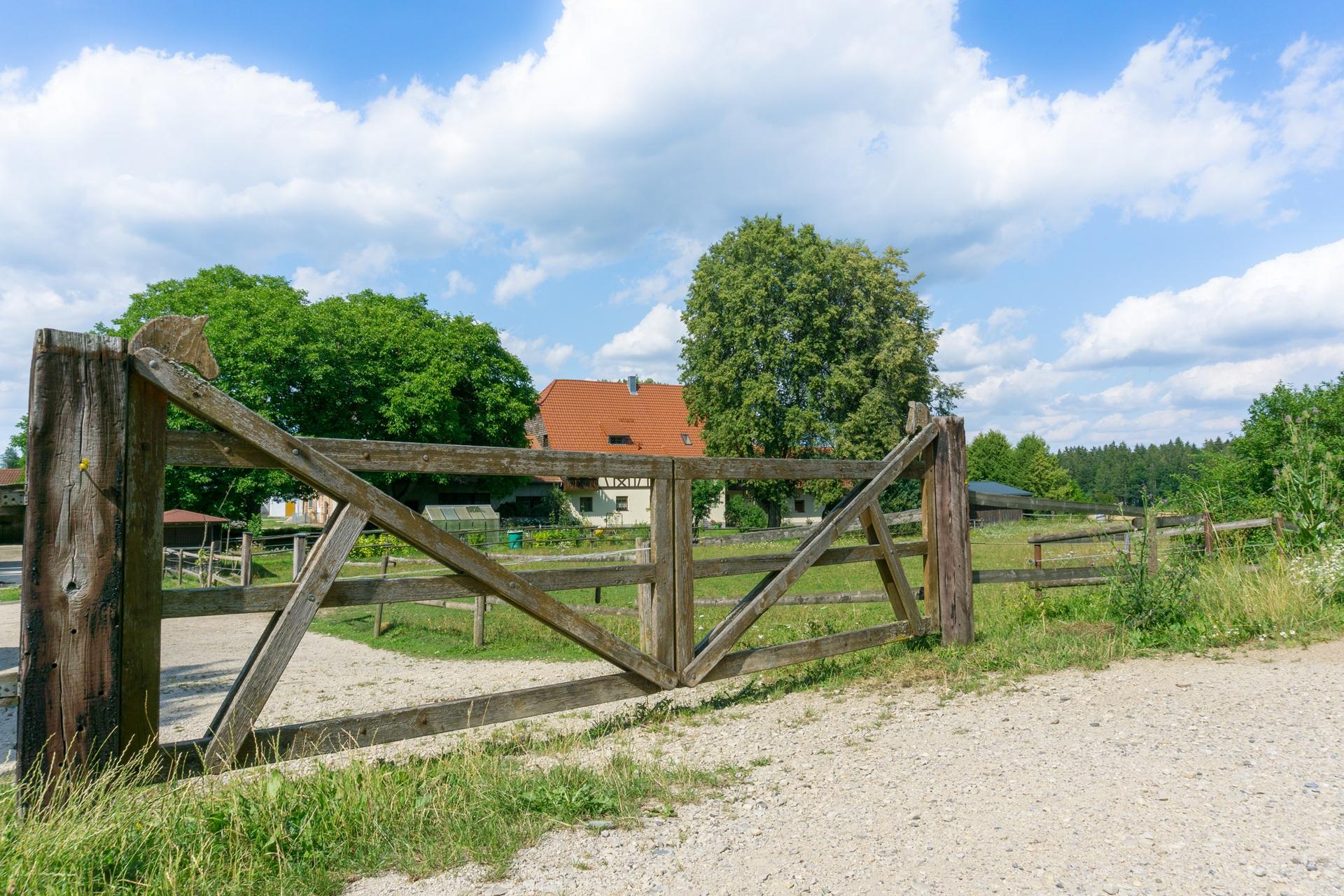 Holztor am Pferdehof-Eingang | Stalleinrichtung

