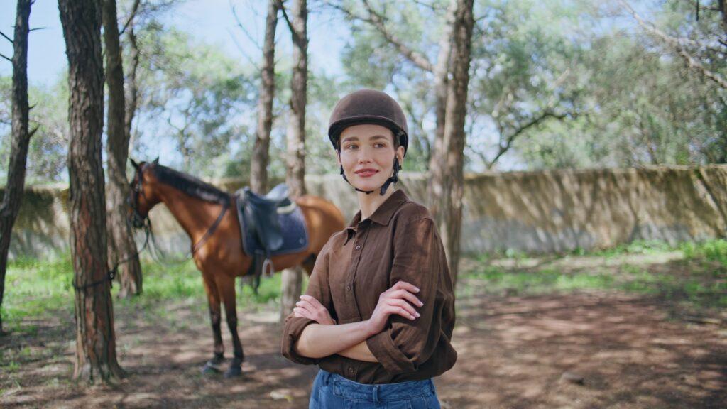 Reiterin mit Pferd im Waldgelände | Stalleinrichtung