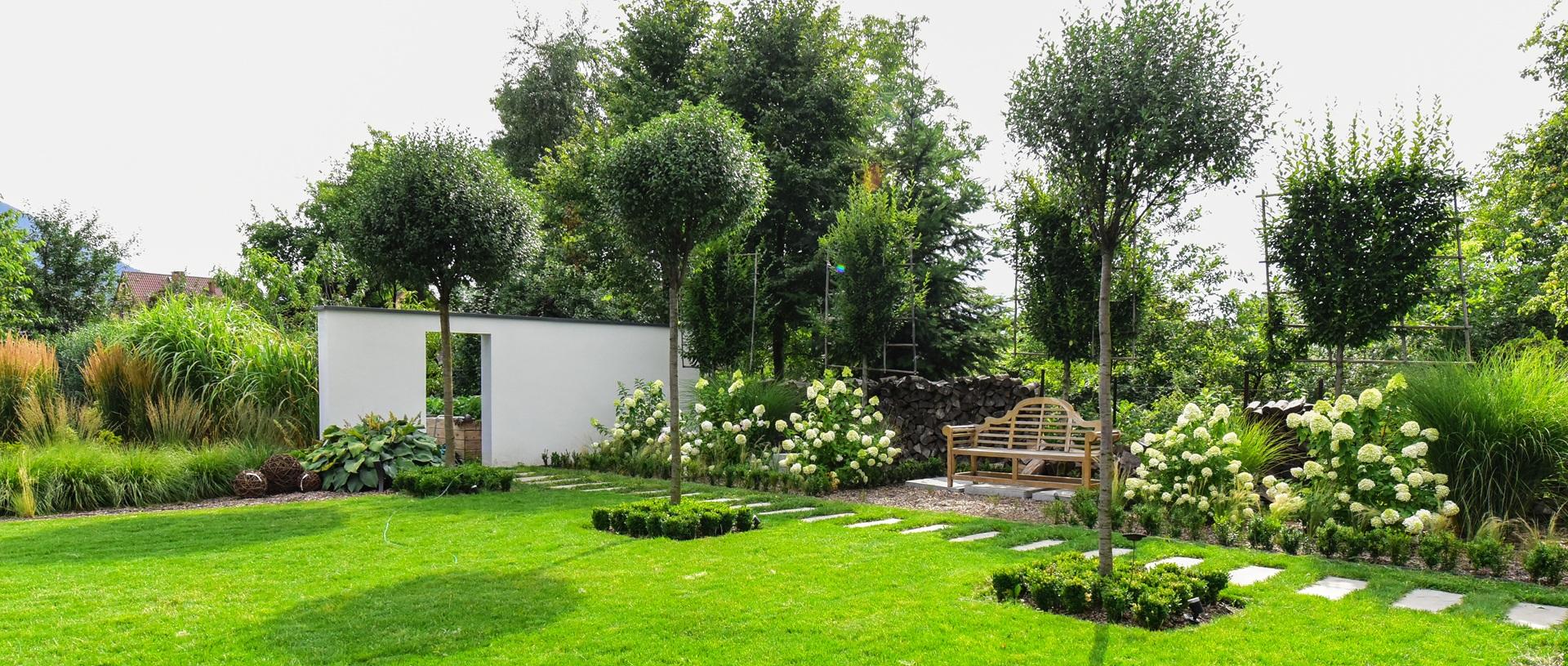 Strukturierter Garten mit Sitzplatz | Kunststoff Zäune