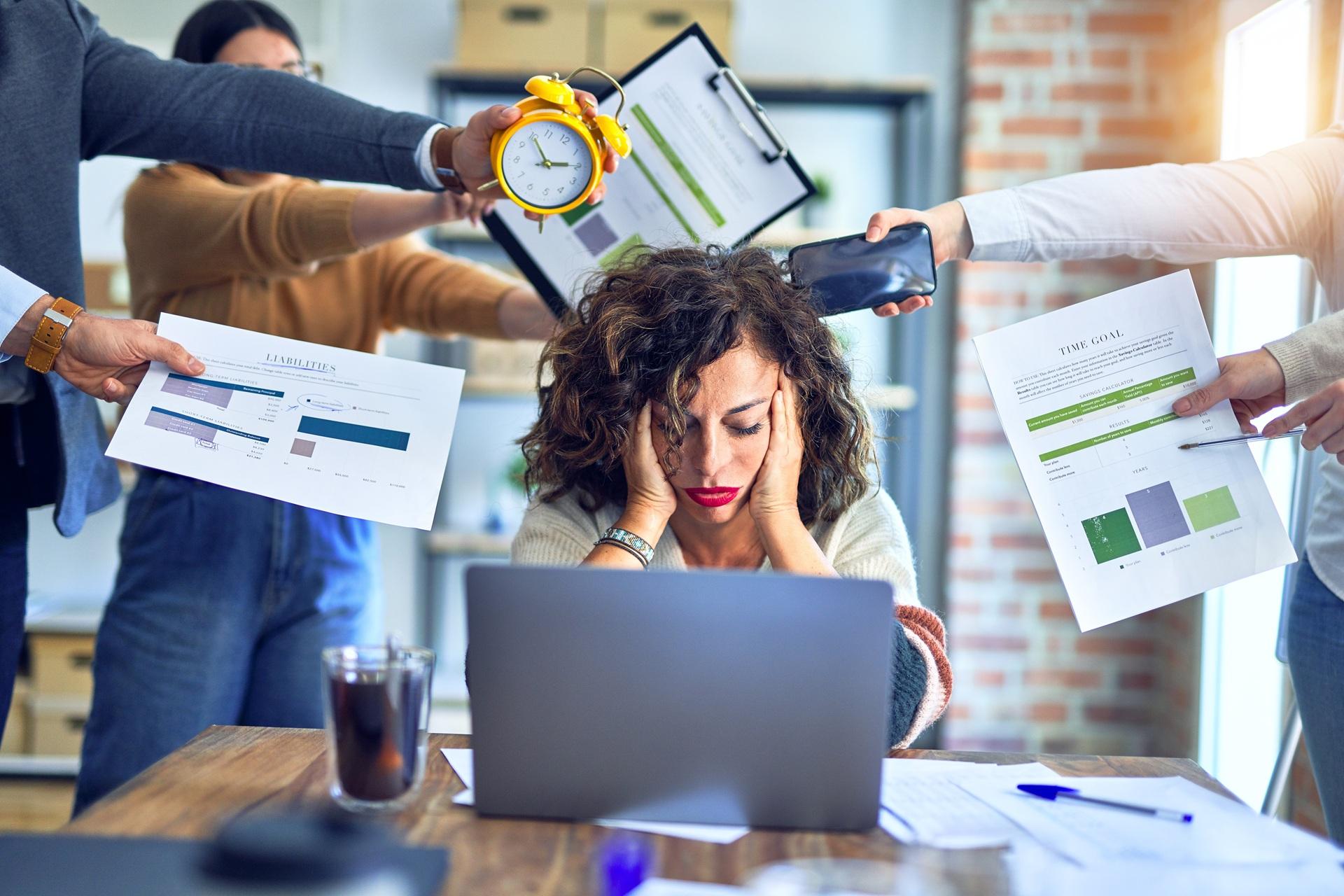 Frau im Büro gestresst durch Zeitdruck und Arbeitsflut | Pflege Jobs Frankfurt